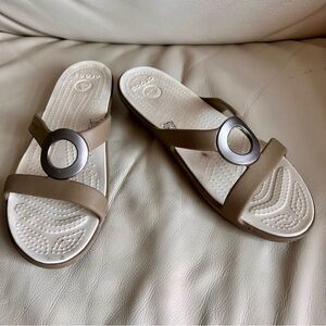 CROCS Women 9 Sanrah Cream Taupe Matte Silver Circle Ring Slides Sandals